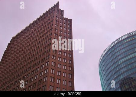 Wolkenkratzer auf dem Platz der Stadt am Potsdamer Platz in Berlin, Deutschland, Europa. Stockfoto