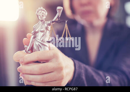 Staatsanwaltschaft holding Statue von Gerechtigkeit in Büro, selektiven Fokus Stockfoto