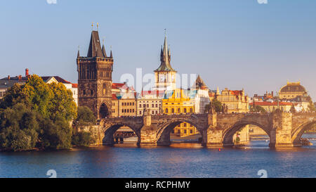 Blick von der Karlsbrücke zu Smetana Museum auf dem rechten Ufer des Flusses Moldau in der Altstadt von Prag. Es ist dem Leben und Werk Stockfoto