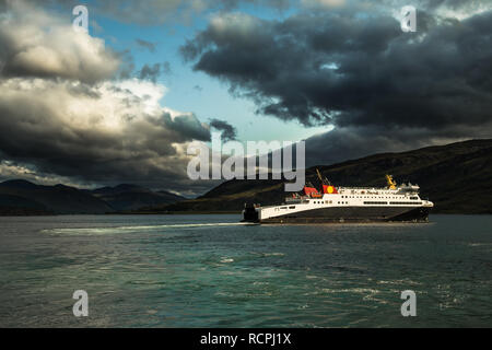 Große Fähre am Loch Broom verlässt den Hafen von Ullapool in Schottland Stockfoto