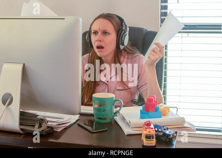 Verärgert arbeiten Super Mom zu Hause tragen Schlafanzug grell am Computer, mobile Karriere arbeiten Sie von zu Hause aus Konzept, Stress Rechnungen Schulden über gearbeitet Stockfoto