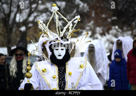 VEVCANI, MAZEDONIEN - 13 Januar, 2019: Allgemeine Atmosphäre mit verkleidete Teilnehmer mit einer jährlichen Vevcani Karneval, im Südwesten von Mazedonien, imag Stockfoto