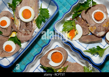 Close-up Zutaten für sülze Zunge, die Vermittlung in rechteckigen Keramik salat Gerichte sind. Stockfoto