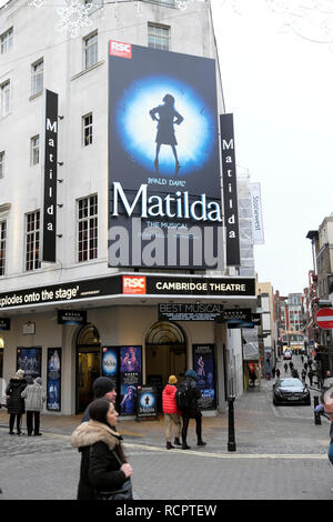 Cambridge Theatre vertikale Street View von Matilda die musikalische Roald Dahl Show in London England UK KATHY DEWITT Stockfoto