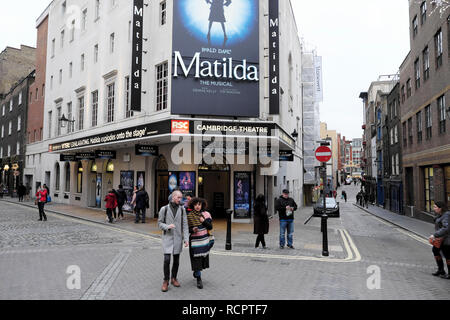 Leute, die vor dem Cambridge Theatre spazieren gehen, haben einen Blick auf die Straße von außen auf Matilda, das Musikschild Roald Dahl Show in London, England, KATHY DEWITT Stockfoto