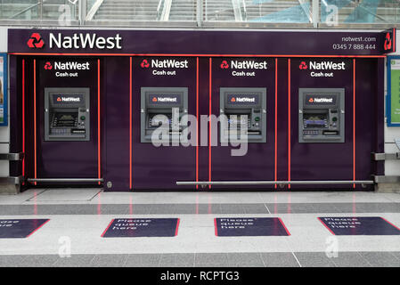 Eine Reihe von NatWest-Bankautomaten in der Konkursanlage am Bahnhof Liverpool Street in der City of London England, Großbritannien, KATHY DEWITT Stockfoto