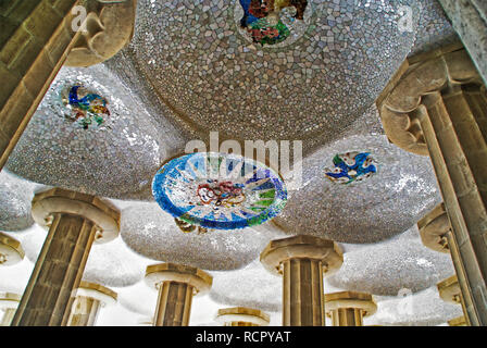 Die Decke der Halle der Spalten im Parc Güell in Barcelona, Spanien Stockfoto