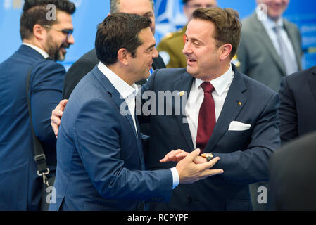12.07.2018. Brüssel, Belgien. Alexis Tsipras, Premierminister von Griechenland und Xavier BETTEL, Premierminister von Luxemburg. NATO-Gipfel 2018. Stockfoto