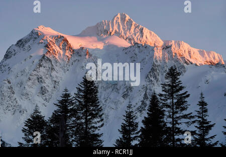 Winter Sonnenuntergang auf 9131 Mt. Shuksan, North Cascades National Park, Washington Stockfoto