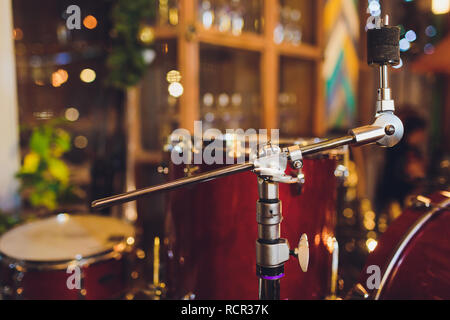 Konzeptbild Trommeln. Bild von Trommeln und Drumsticks auf Snare Drum liegen. Retro Vintage Instagram Bild. Stockfoto