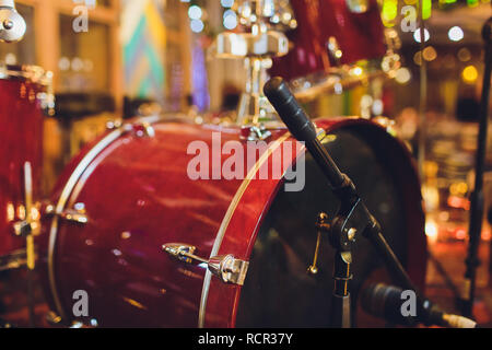 Konzeptbild Trommeln. Bild von Trommeln und Drumsticks auf Snare Drum liegen. Retro Vintage Instagram Bild. Stockfoto