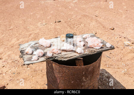 Salz Kristall für Verkauf, neben D 2301 Road, Cape Cross, Namibia Stockfoto