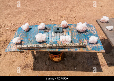 Salz Kristall für Verkauf, neben D 2301 Road, Cape Cross, Namibia Stockfoto