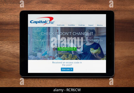 Die Website von Capital One wird gesehen, auf einem iPad Tablet, der ruht auf einem Holztisch (nur redaktionelle Nutzung). Stockfoto