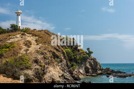 Das Light House auf der thailändischen Insel Koh Lanta hoch oben auf einem Felsen im Mu Koh Lanta Nationalpark. Stockfoto