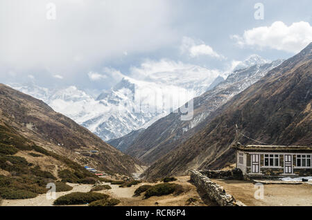 Annapurna III und Gangapurna von Yak Kharka, Annapurna Circuit, Nepal gesehen Stockfoto