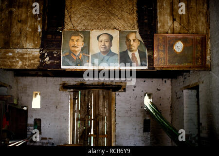 Bilder an der Wand aufhängen. Stockfoto
