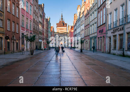 Gdansk, Polen, Dezember 2017. Dluga Straße, mit Blick auf die Golden Gate (złota Brama) in der Altstadt. Stockfoto