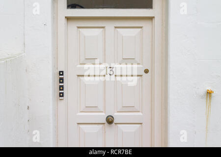 Aberglaube und Nummer 13 auf einer Vordertür. Stockfoto