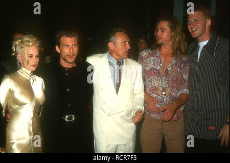 HOLLYWOOD, CA - 8. SEPTEMBER: Schauspielerin Patricia Arquette, Schauspieler Christian Slater, Schauspieler Dennis Hopper, Schauspieler Brad Pitt und Schauspieler Michael Rapaport an Warner Bros. Pictures' 'True Romance' Premiere am 8. September 1993 im Mann's Chinese Theatre in Hollywood, Kalifornien. Foto von Barry King/Alamy Stock Foto Stockfoto