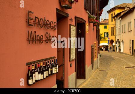 Barolo, Provinz Cuneo, Piemont, Italien. Juli 2018. Die Gassen der Altstadt sehr typisch sind, hübsch und bunt, Sie haben eine große Auswahl an Stockfoto