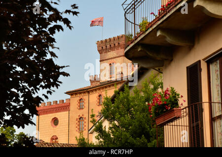 Barolo, Provinz Cuneo, Piemont, Italien. Juli 2018. Blick auf das Schloss von Barolo, der Heimat der Wein Museum, ist das Wahrzeichen der Stadt: klar gegenüber Stockfoto