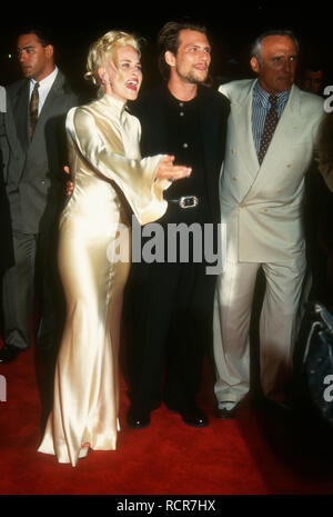 HOLLYWOOD, CA - 8. SEPTEMBER: Schauspielerin Patricia Arquette, Schauspieler Christian Slater und Schauspieler Dennis Hopper an Warner Bros. Pictures' 'True Romance' Premiere am 8. September 1993 im Mann's Chinese Theatre in Hollywood, Kalifornien. Foto von Barry King/Alamy Stock Foto Stockfoto