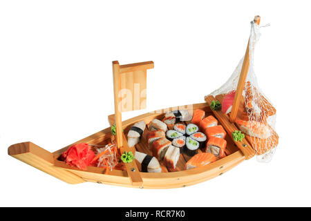 Eingestellt von sushi Rollen auf einer hölzernen Schiff. Auf weissem Hintergrund. Kreative Gerichte auf der Speisekarte. Stockfoto