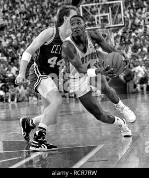 Spiel action Detroit Pistons Isiah Thomas gebühren Vergangenheit Boston Celtics Danny Ainge in der Detroit Michigan USA 1988 Foto von Bill belknap Stockfoto