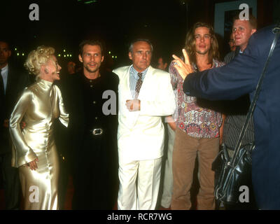 HOLLYWOOD, CA - 8. SEPTEMBER: Schauspielerin Patricia Arquette, Schauspieler Christian Slater, Schauspieler Dennis Hopper, Schauspieler Brad Pitt und Schauspieler Michael Rapaport an Warner Bros. Pictures' 'True Romance' Premiere am 8. September 1993 im Mann's Chinese Theatre in Hollywood, Kalifornien. Foto von Barry King/Alamy Stock Foto Stockfoto
