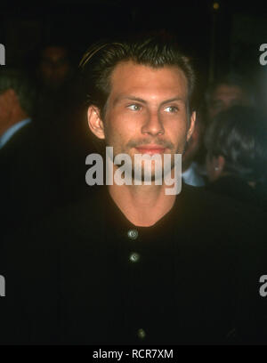 HOLLYWOOD, CA - 8. SEPTEMBER: Schauspieler Christian Slater attendd Warner Bros. Pictures' 'True Romance' Premiere am 8. September 1993 im Mann's Chinese Theatre in Hollywood, Kalifornien. Foto von Barry King/Alamy Stock Foto Stockfoto