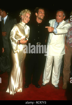 HOLLYWOOD, CA - 8. SEPTEMBER: Schauspielerin Patricia Arquette, Schauspieler Christian Slater und Schauspieler Dennis Hopper an Warner Bros. Pictures' 'True Romance' Premiere am 8. September 1993 im Mann's Chinese Theatre in Hollywood, Kalifornien. Foto von Barry King/Alamy Stock Foto Stockfoto