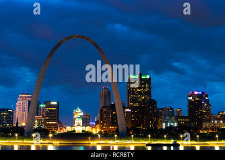 Saint Louis, MO, Vereinigte Staaten - 19. Mai 2018: Aufnahme der Innenstadt von St. Louis, Missouri, die St Louis Arch. Stockfoto