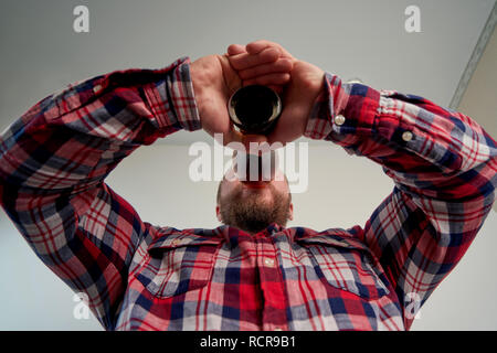 Mann mit Bierkrug in der Hand auf weißem Hintergrund Stockfoto