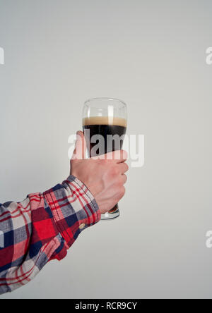 Bierkrug in der Hand auf weißem Hintergrund Stockfoto