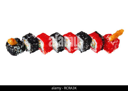 Sushi Rollen mit gebratenen Garnelen, Käse, Gurken und Tobiko Kaviar. Auf weissem Hintergrund. Japanische Gerichte. Stockfoto