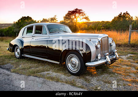 Luxus zwei getönten Oldtimer auf einer Texas Country Road bei Sonnenuntergang Stockfoto