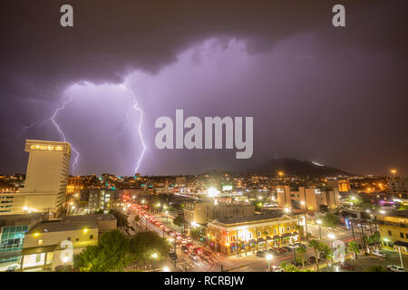 Blitz am Fuße der Franklin Mountains mit dem Stern auf dem Berg sichtbar, Downtown El Paso, Texas Stockfoto