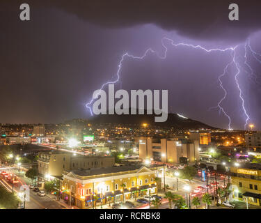 Blitz um Franklin Mountains mit dem Stern auf dem Berg sichtbar, El Paso, Texas Stockfoto