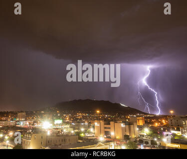 Blitz am Fuße der Franklin Mountains mit dem Stern auf dem Berg sichtbar, El Paso, Texas Stockfoto