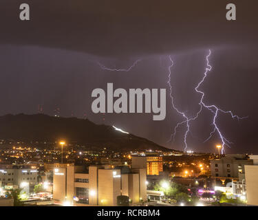 Blitz am Fuße der Franklin Mountains mit dem Stern auf dem Berg sichtbar, El Paso, Texas Stockfoto