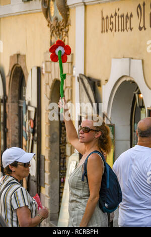 Prag, tschechische Republik - Juli 2018: Reiseleiter in Prag, die bis eine bunte Blume als Flag die Aufmerksamkeit der Menschen in den tou Anzuziehen Stockfoto