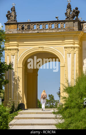 Prag, tschechische Republik - Juli 2018: die Person, die die Schritte auf einem Weg durch die Gärten der Prager Burg. Stockfoto