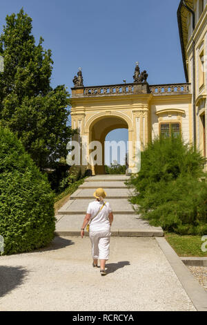 Prag, tschechische Republik - Juli 2018: die Person, die die Schritte auf einem Weg durch die Gärten der Prager Burg. Stockfoto