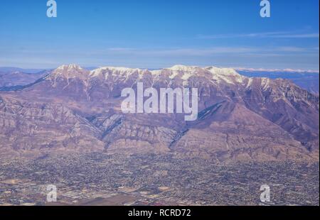 Luftaufnahme von Wasatch Front Rocky Mountain Landschaften auf Flug über Colorado und Utah im Winter. Grand eine beeindruckende Aussicht in der Nähe der Great Salt Lake, Stockfoto