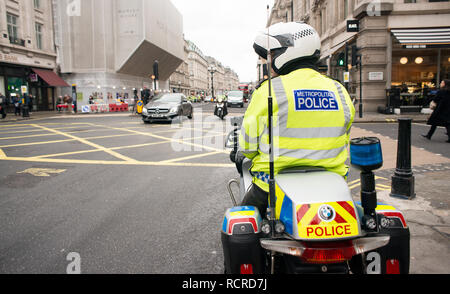 Polizei Motorradfahrer, Escort und die Straßen vor jedem Verkehr für eine geplante Straße Demonstration durch die Straßen von Central London, UK. Stockfoto