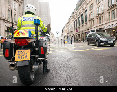 Polizei Motorradfahrer, Escort und die Straßen vor jedem Verkehr für eine geplante Straße Demonstration durch die Straßen von Central London, UK. Stockfoto