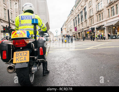 Polizei Motorradfahrer, Escort und die Straßen vor jedem Verkehr für eine geplante Straße Demonstration durch die Straßen von Central London, UK. Stockfoto