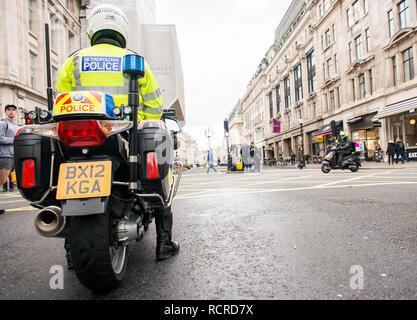 Polizei Motorradfahrer, Escort und die Straßen vor jedem Verkehr für eine geplante Straße Demonstration durch die Straßen von Central London, UK. Stockfoto