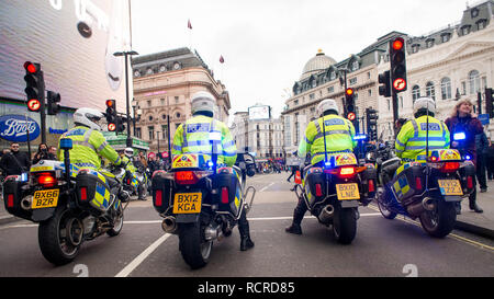 Polizei Motorradfahrer, Escort und die Straßen vor jedem Verkehr für eine geplante Straße Demonstration durch die Straßen von Central London, UK. Stockfoto